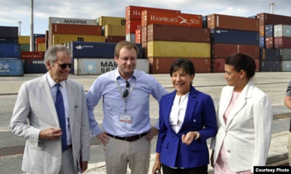 La secretaria de Comercio de EE.UU., Penny Pritzker visita el puerto de Mariel