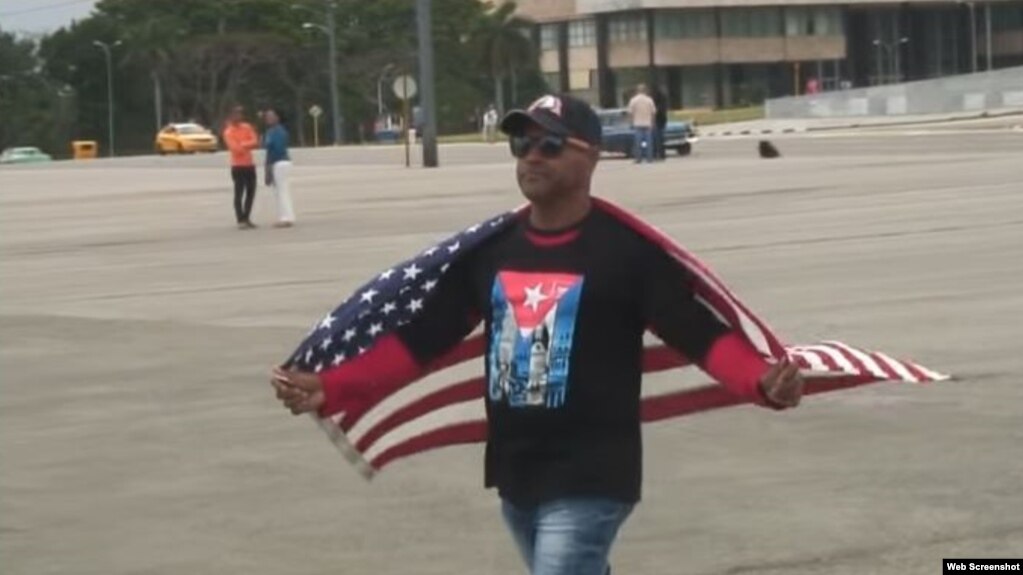 Daniel Llorente Miranda se manifiesta en la plaza cívica José Martí, de La Habana, el 24 de marzo de 2016.