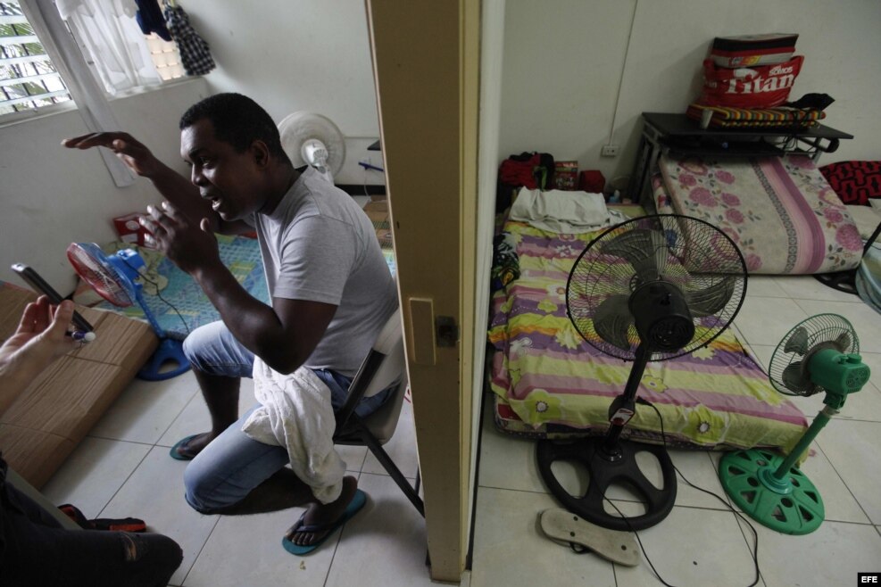  El migrante cubano Osvaldo González habla en un albergue de la Pastoral Social Cáritas hoy, viernes, 13 de enero de 2017, en Ciudad de Panamá, tras conocerse el fin de la política migratoria estadounidense "pies secos/pies mojados" que les permitía ingre