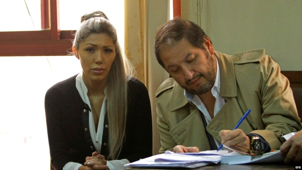 Gabriela Zapata, expareja del presidente de Bolivia, Evo Morales, acompañada de su abogado Walter Zuleta.