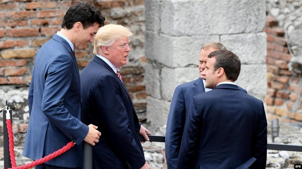  El primer ministro canadiense, Justin Trudeau, los presidentes estadounidense, Donald Trump (2º izq), y galo, Emmanuel Macron, y el presidente del Consejo Europeo, Donald Tusk (dcha, detrás), conversan tras posar para una foto de familia durante la cerem
