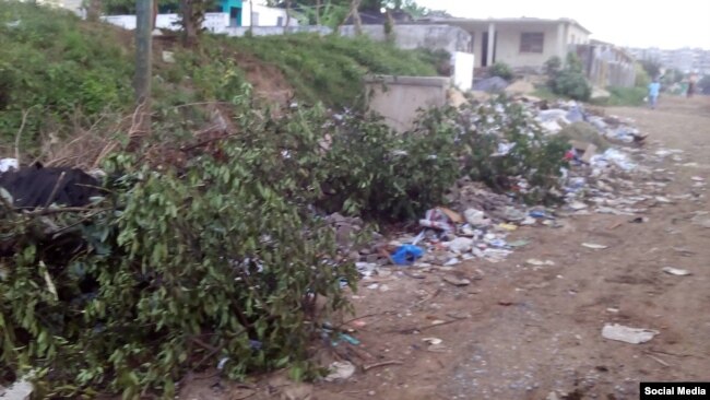 La basura se acumula en las cercanías de la escuela primaria Antonio Guiteras Holmes (San Juan y Martínez). Foto Serafín Moran