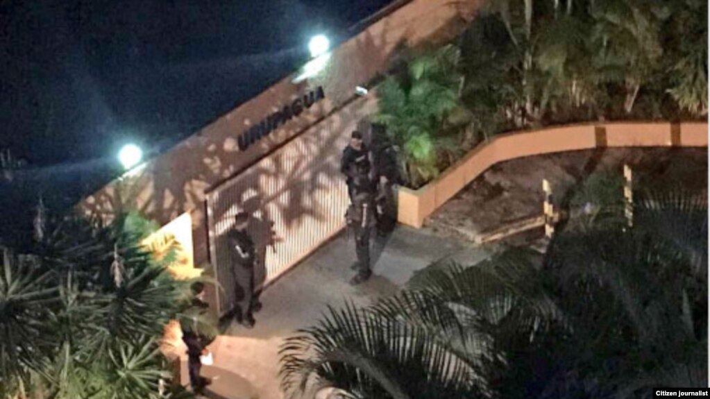 Efectivos del SEBIN durante el allanamiento a la vivienda del diputado opositor venezolano Juan Requesens, detenido por su supuesta participación ern un atentado a Nicolás Maduro