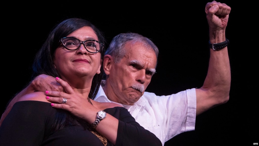 El terrorista puertorriqueño Oscar López Rivera participa con su hija en un homenaje en el Hostos Community College de Nueva York.