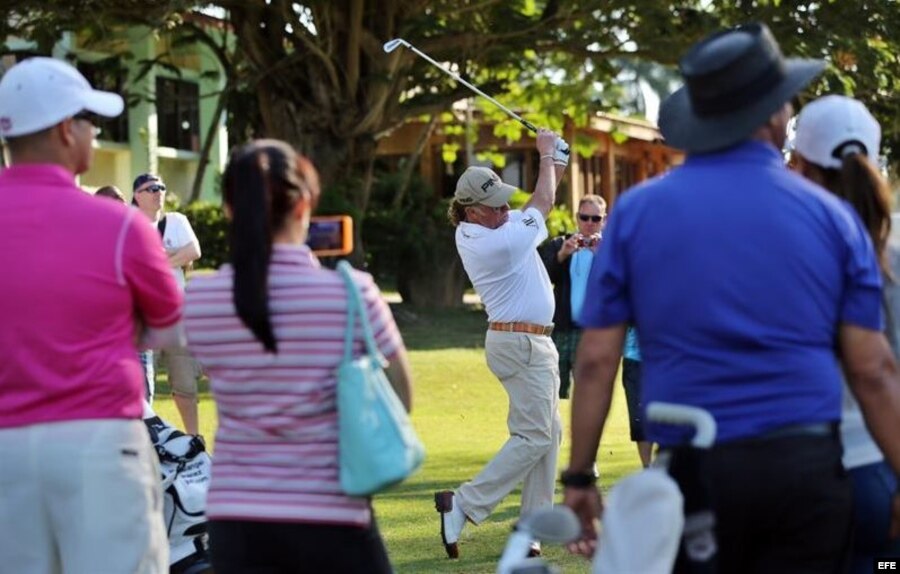 El golfista español Miguel Ángel Jiménez (c) imparte una clase intensiva en el Club de Golf de Capdevila, en La Habana.