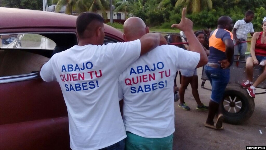 Las camisetas que Iván Amaro Hidalgo y Abel Bello vistieron en el cumpleaños 90 de Fidel Castro. Foto: Disneidis Ortiz.