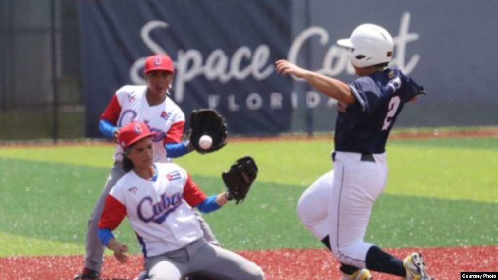 Cuba perdió el pase a la final de la VII Copa del Mundo de Béisbol femenino en Viera, Florida, al perder 5 x 8 frente a Hong Kong tras la deserción de su torpedera Claudia Jorge y su jardinera derecha Nilsa Rodríguez.