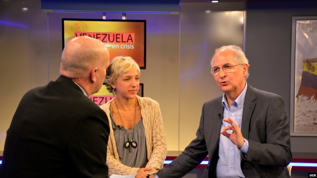 El opositor venezolano, Antonio Ledezma, visita Radio Martí. (Foto: Fabián Crespo)
