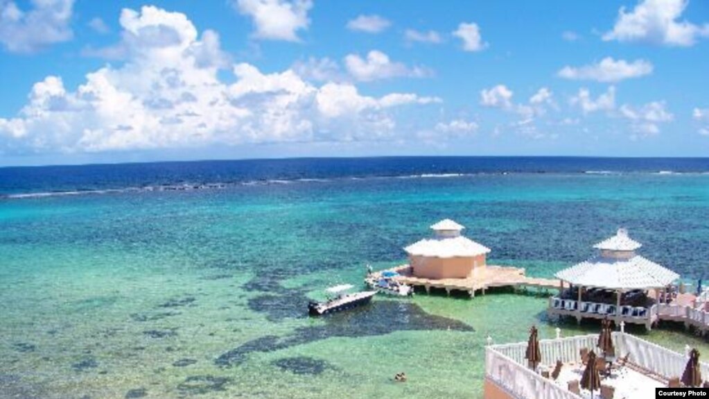Morrits Tortuga Club, en el este de Grand Cayman. Al fondo la barrera de arrecifes.