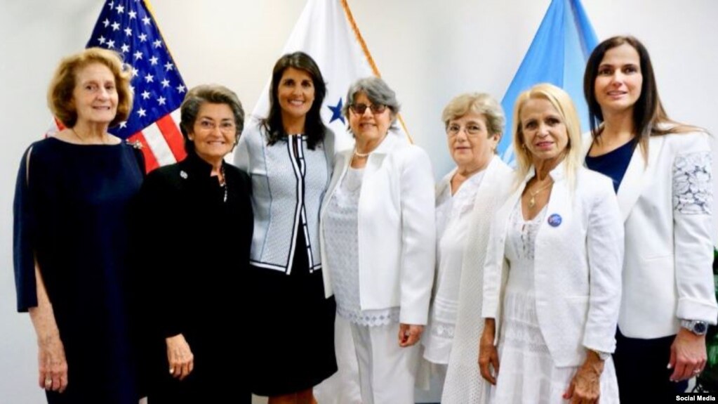Nikki Haley junto a las Damas de Blanco. Tomado de @nikkihaley