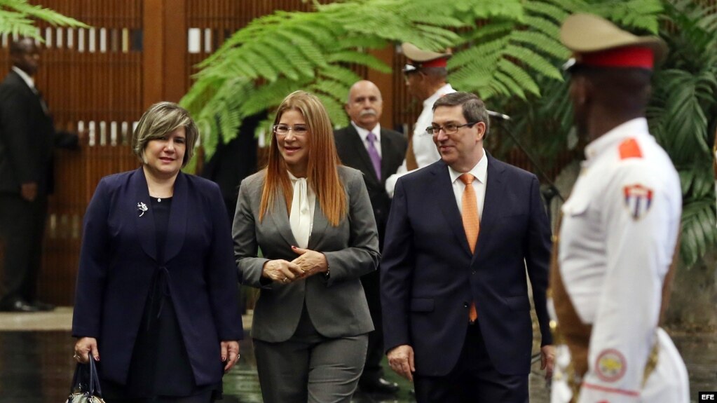 Lis Cuesta (i), esposa del gobernante cubano, Miguel Díaz-Canel; la primera dama de Venezuela, Cilia Flores (c); y el canciller cubano, Bruno Rodríguez (d).