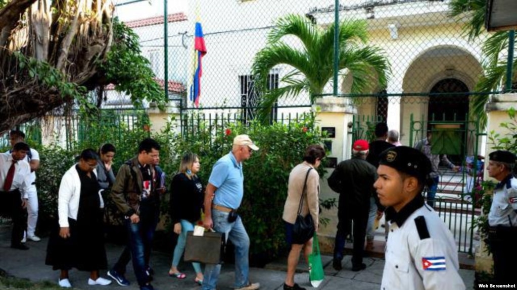 Cubanos hacen fila en el Consulado de Colombia en La Habana para tramitar sus visas a ese país