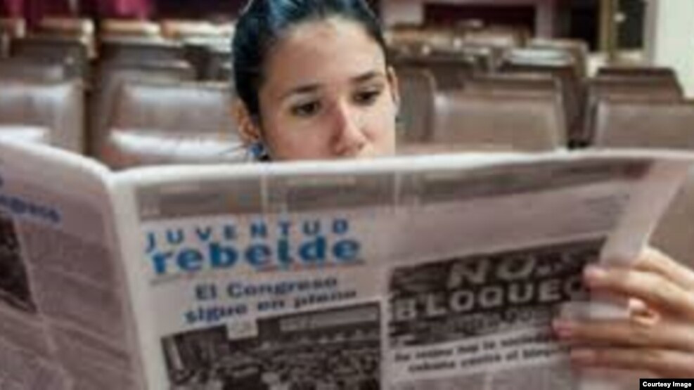 Leyendo Juventud Rebelde en Cuba.