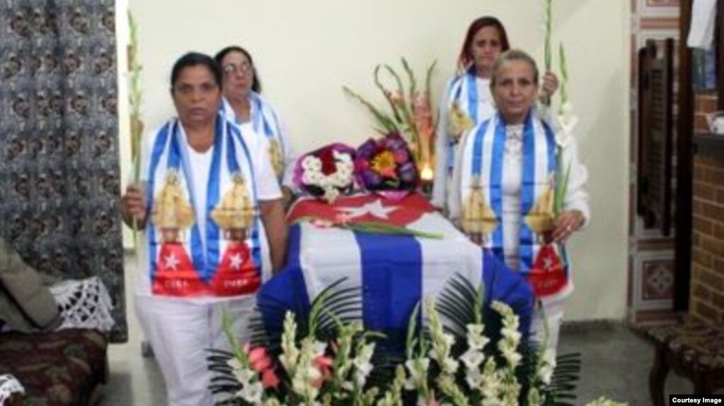 Damas de Blanco rinden tributo a Ada María López.