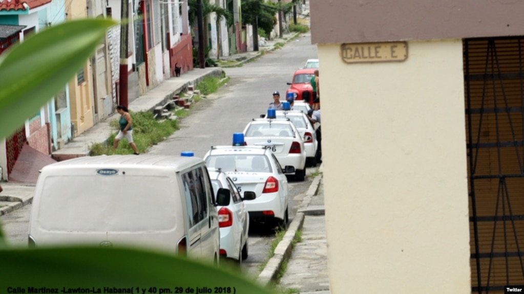 Fuerzas represivas en Lawton, La Habana, en despliegue policial para arrestar a cuatro Damas de Blanco el domingo 30 de julio de 2018. (Foto: Ãngel Moya)
