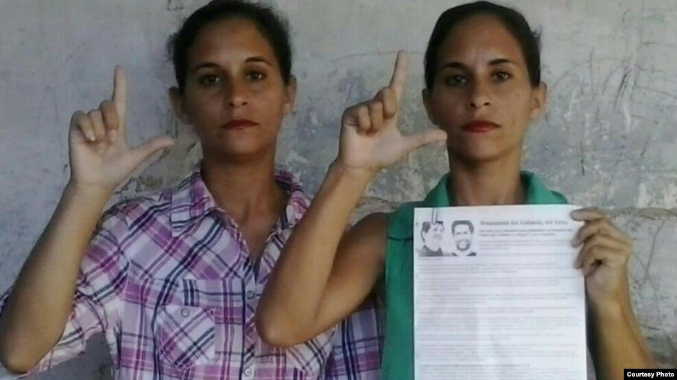 Hermanas Adairis y Anairis Miranda, sancionadas a 1 año de cárcel en Holguín,luego de la muerte de Fidel Castro. (Cortesía MCL).