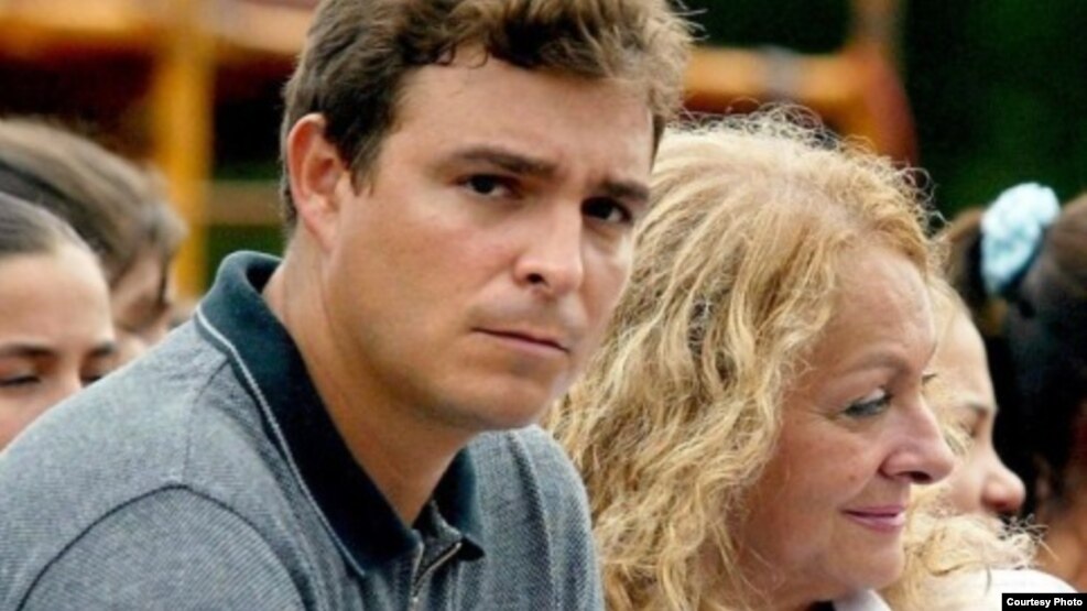 Antonio Castro junto a su madre, Dalia Soto del Valle. Foto de Archivo.
