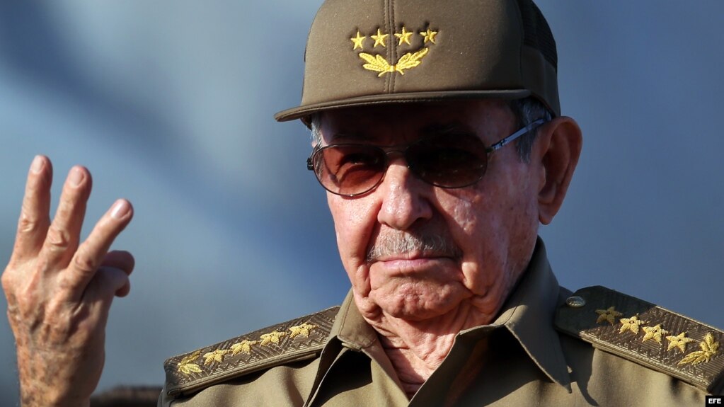 Raúl Castro, lidera el desfile por el Día Internacional de los Trabajadores el 1 de mayo de 2017.