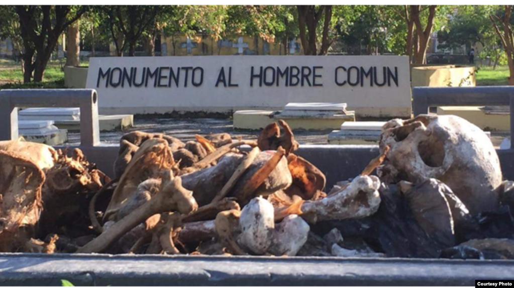 Foto en el interior del Cementerio de Colón, Habana.