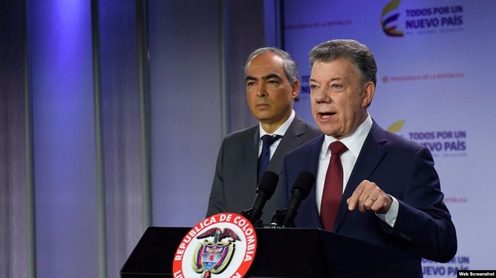 El presidente colombiano, Juan Manuel Santos, ordenó hoy el regreso de Quito del equipo del Gobierno que negocia la paz con el ELN.