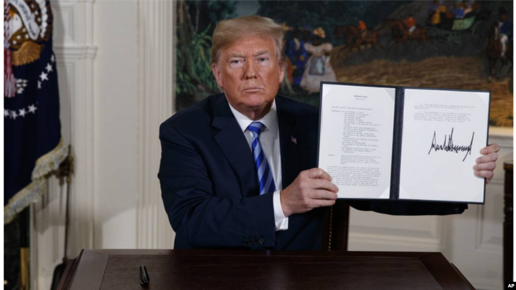 El presidente Trump muestra el memorando que cancela el acuerdo con IrÃ¡n