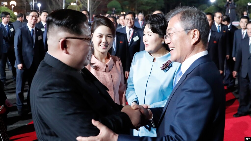 El lÃ­der de Corea del Norte, Kim Jong Un (i), y el presidente de Corea del Sur, Moon Jae-in (d). (Archivo)