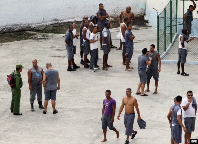 Varios reclusos permanecen en el patio de la prisión Combinado del Este.