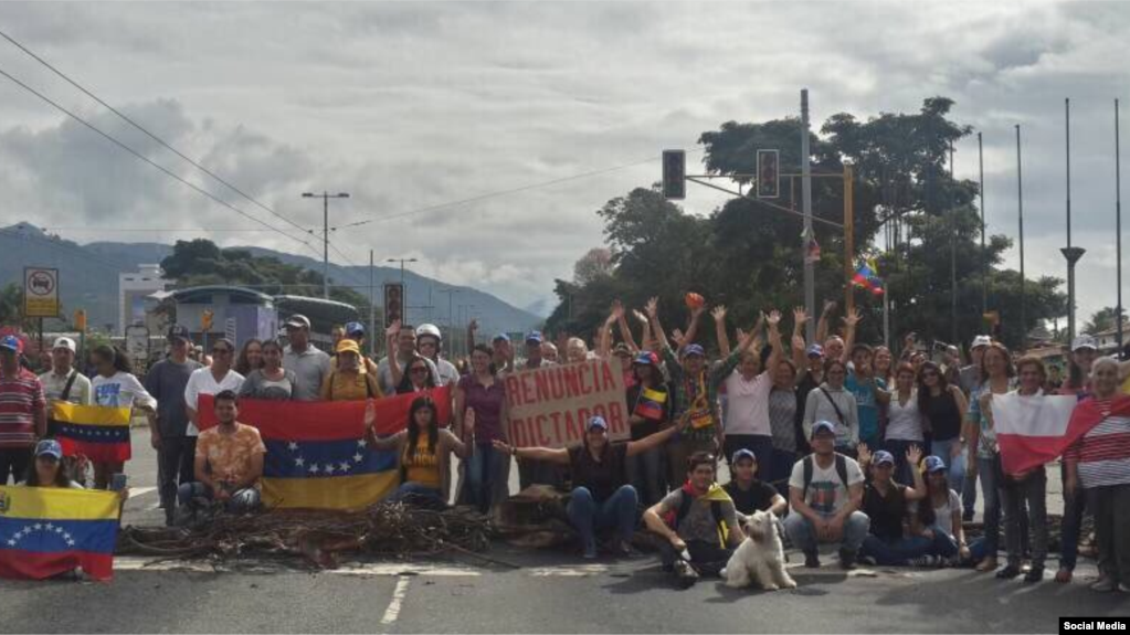 En Mérida varios jóvenes de la oposición bloquean las vías.