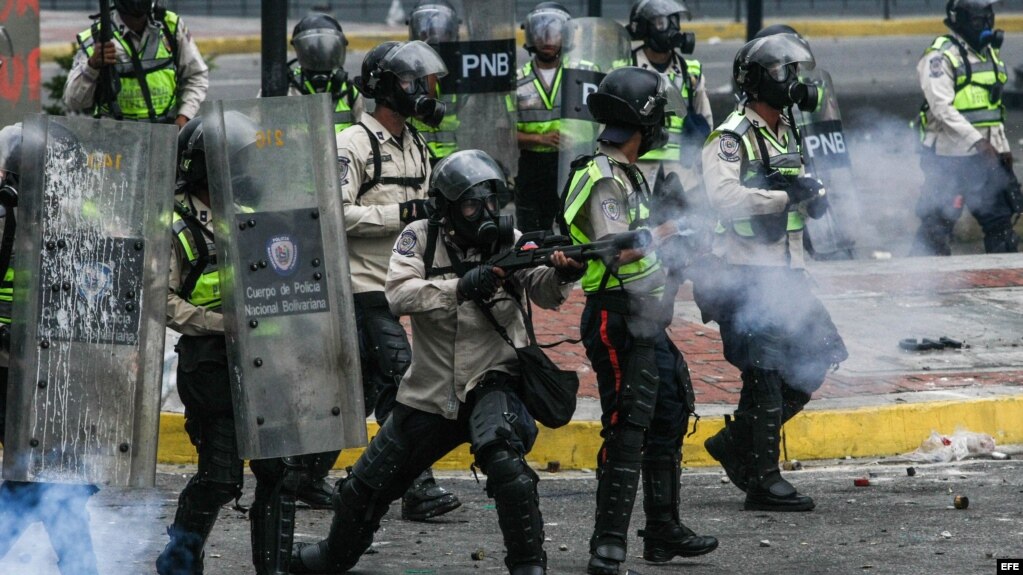 Integrantes de la Policía Nacional Bolivariana (PNB) se enfrentan a manifestantes hoy, lunes 8 de mayo de 2017, en Caracas (Venezuela). Las marchas opositoras venezolanas que pretendían llegar hoy al centro de Caracas desde varios puntos de la ciudad, de