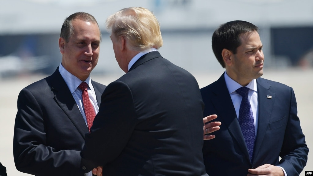 El presidente Donald Trump recibido por el legislador Mario DÃ­az-Balart y el senador Marco Rubio en el Aeropuerto Internacional de Miami, el 16 de abril de 2018. 