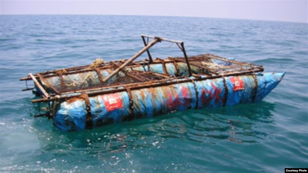Balsas vacías han sido encontradas por Navegantes en el Estrecho de la Florida, un indicio de que sus ocupantes habrían perecido. Cuando son rescatados, los guardacostas las destruyen