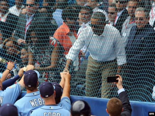 El presidente de Estados Unidos, Barack Obama saluda a los jugadores junto al mandatario cubano, Raúl Castro en el Latinoamericano.