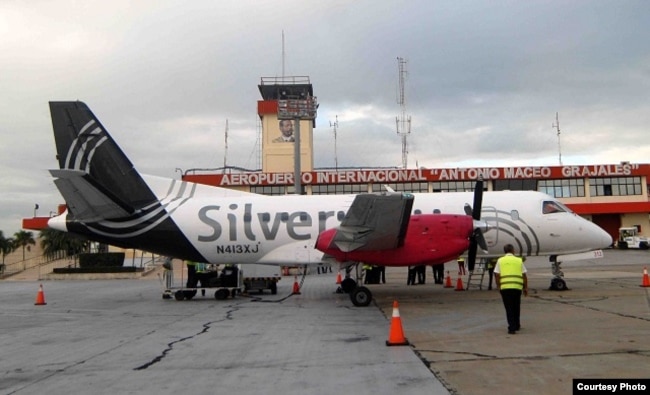 En la pista del aeropuerto Antonio Maceo, el avión de Silver Airways que realizó el primer vuelo comercial de EE.UU.a Santiago de Cuba en más de 50 años.