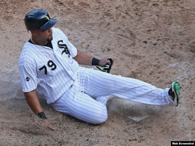 José Abreu deslizándose en home.