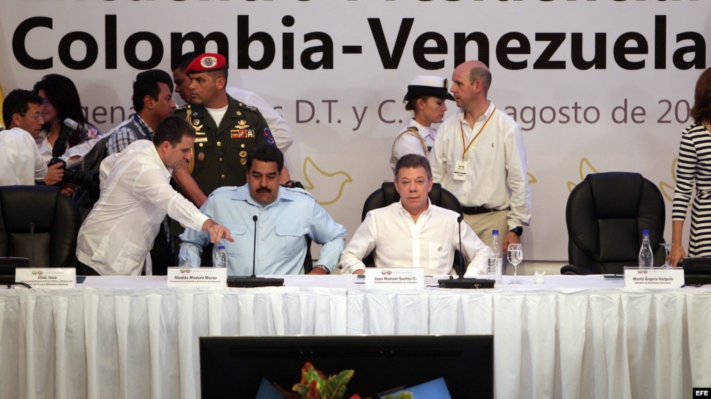Foto Archivo - El presidente de Colombia, Juan Manuel Santos (d), y Nicolás Maduro (i), 1 de agosto de 2014, en Cartagena (Colombia).