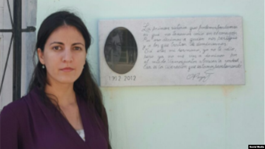 Rosa María Payá junto a la tarja colocada en la casa de la familia, en La Habana.