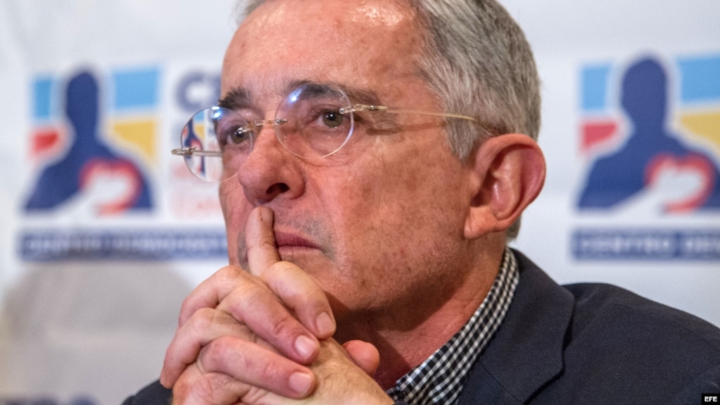 Uribe renuncia a su escaÃ±o en el Senado tras ser citado por la Corte Suprema. 