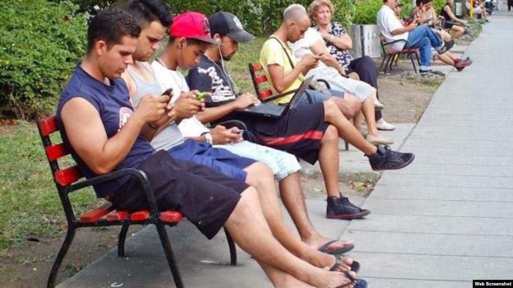 En un parque de Santa Clara usan celulares.