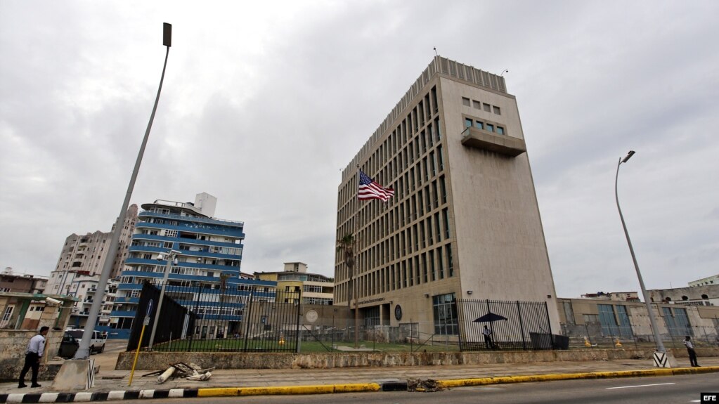 EEUU ordenó retirar a "más de la mitad" del personal de su embajada en Cuba.