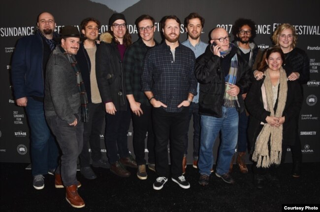 Juan Camilo Cruz (3ro der) con el equipo de realización de City of Ghosts en el Festival Sundance