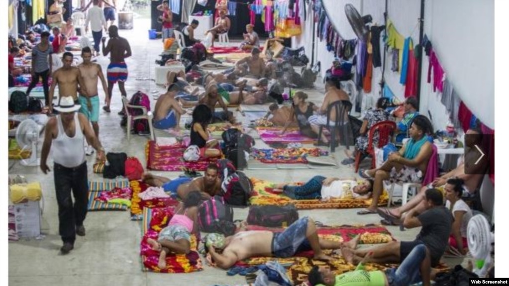 En 2016 cientos de migrantes cubanos permanecieron meses en una bodega en Turbo, Colombia, esperando por una medida que los llevara a EE.UU. (Archivo).