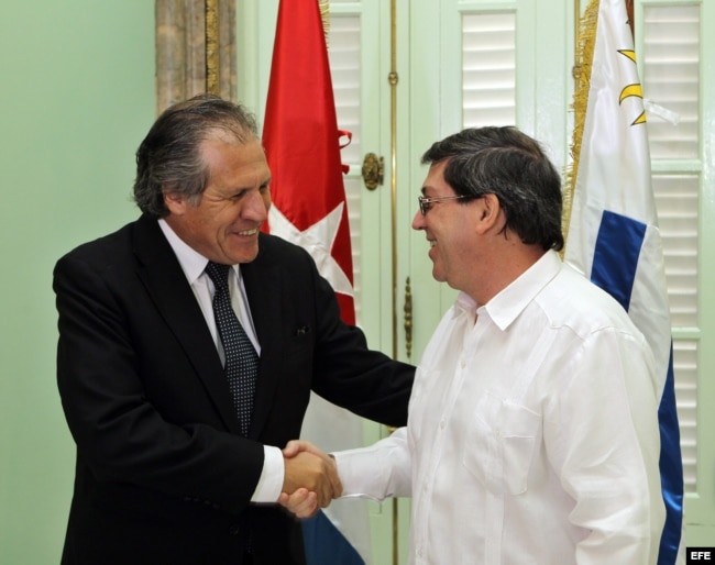 Luis Almagro, entonces canciller de Uruguay, saluda al canciller cubano Bruno Rodríguez durante una visita a La Habana.