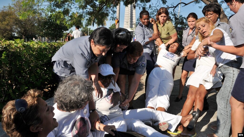 Imagen de archivo de la represión policial en Cuba contra las Damas de Blanco.